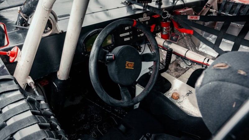 Innenansicht eines Nascar Cockpits mit Überrollkäfig