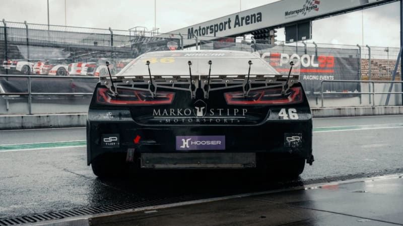 Bulliges Heck eines US Nascar in der Boxengasse