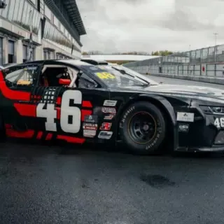 Amerikanisches Nascar von der Seite in der Boxengasse