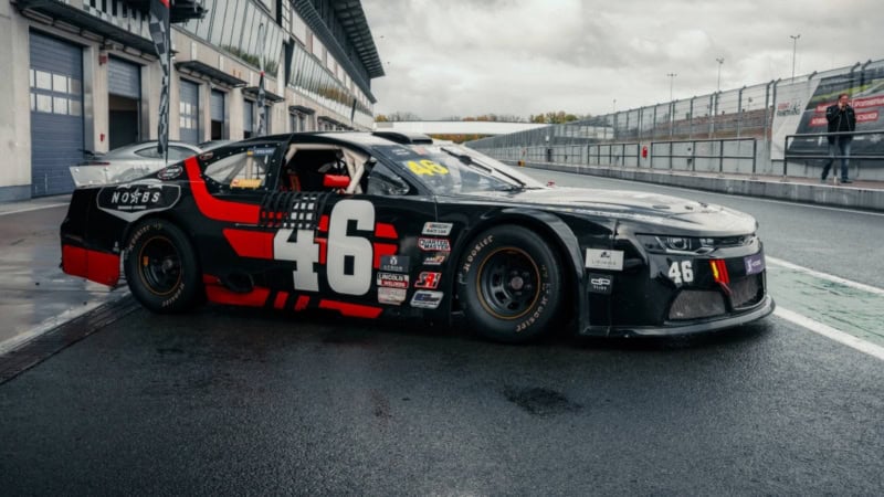 Amerikanisches Nascar von der Seite in der Boxengasse