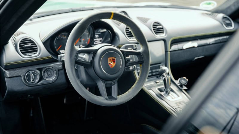 Innenansicht vom Cockpit im Porsche 718 GT4.