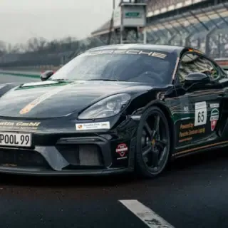 Der Porsche 718 Cayman GT4 in voller Ansicht auf der Rennstrecke.