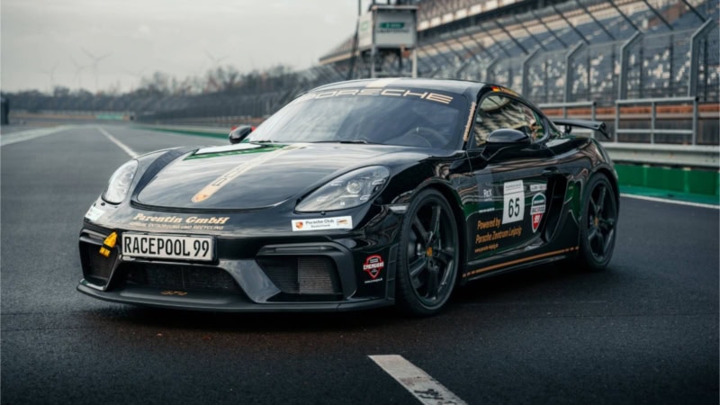 Der Porsche 718 Cayman GT4 in voller Ansicht auf der Rennstrecke.