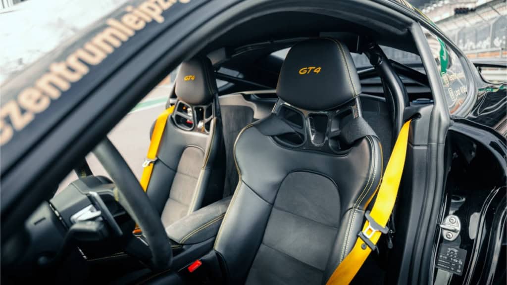 Porsche 718 Cayman GT4_Innenraum Blick auf die Fahrersitze und den Innenraum vom Porsche 718 GT4.