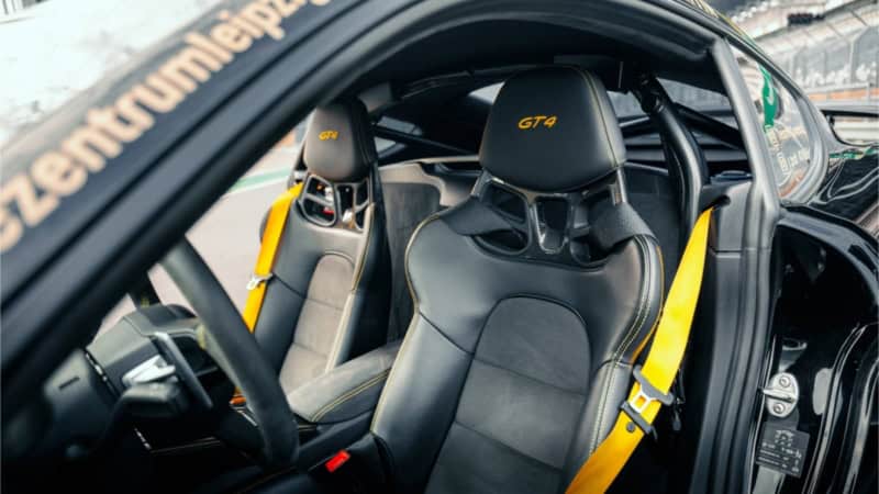 Blick auf die Fahrersitze und den Innenraum vom Porsche 718 GT4.