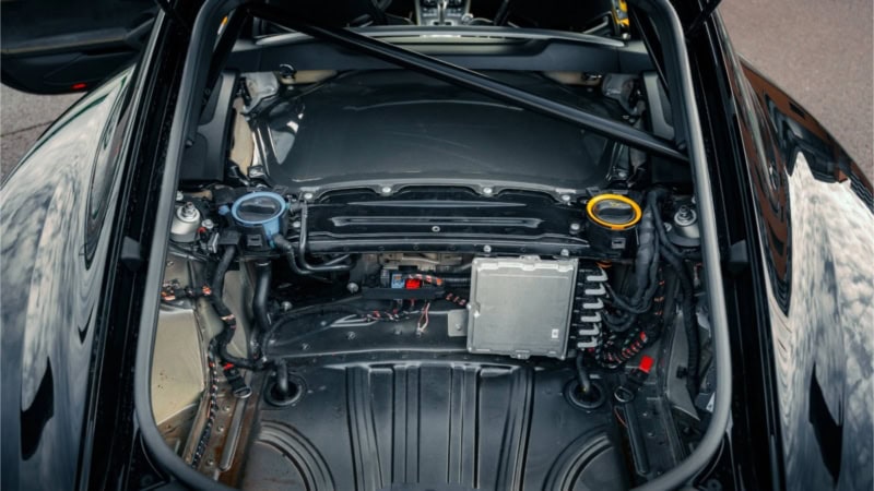 Blick in den offenen Motorraum vom Porsche 718 GT4.