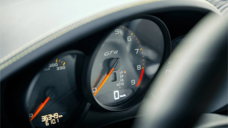 Detailansicht auf einen Tacho in einem Porsche 718 Cayman GT4.