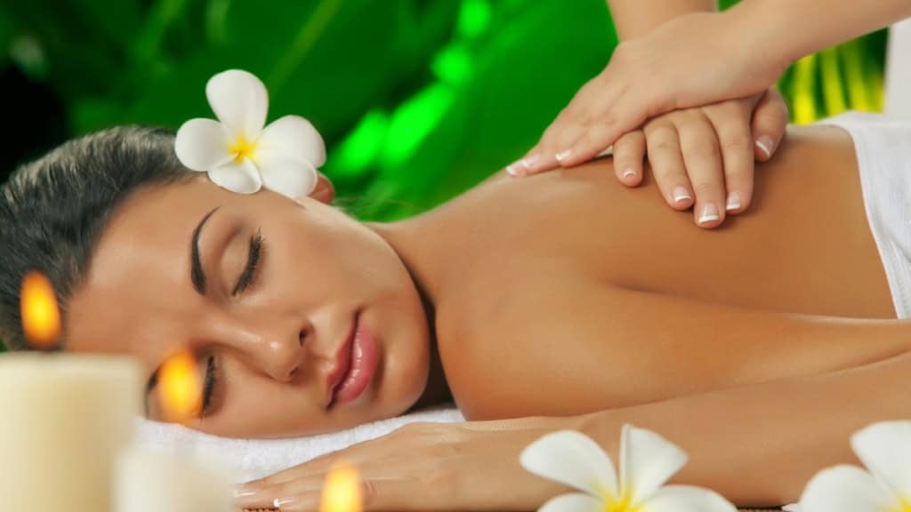 Rückenmassage_Kassel_Frau Frau auf einer Massageliege bei der Rückenmassage.