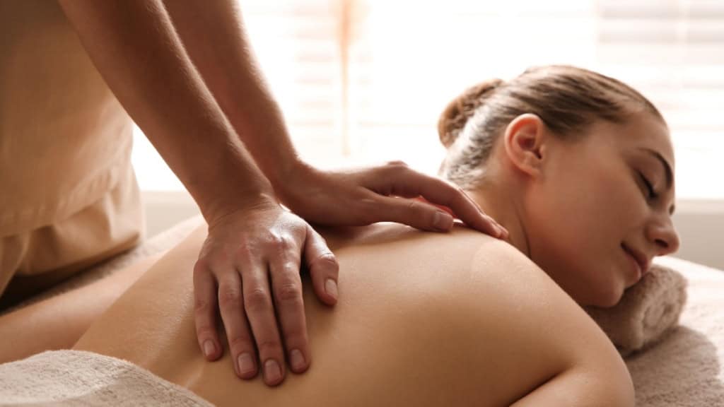 Rückenmassage_Kassel_Frau2 Eine Frau bei der Rückenmassage auf einer Massageliege.