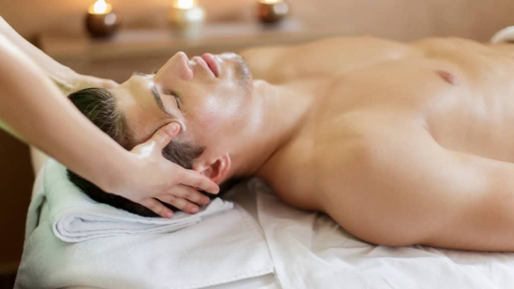 Rückenmassage_Kassel_Mann Mann bei einer Massage auf einer Massageliege in entspannter Position.