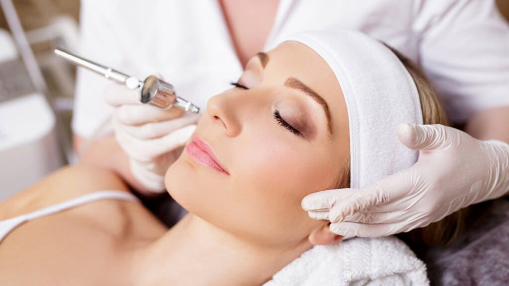 Sauerstoffkosmetik_Kassel_Frau1 Eine Frau wird mit Sauerstoffkosmetik behandelt.