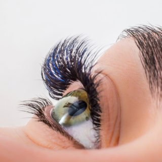 Das Auge einer Frau nach dem Wimpernlifting mit Färbung.