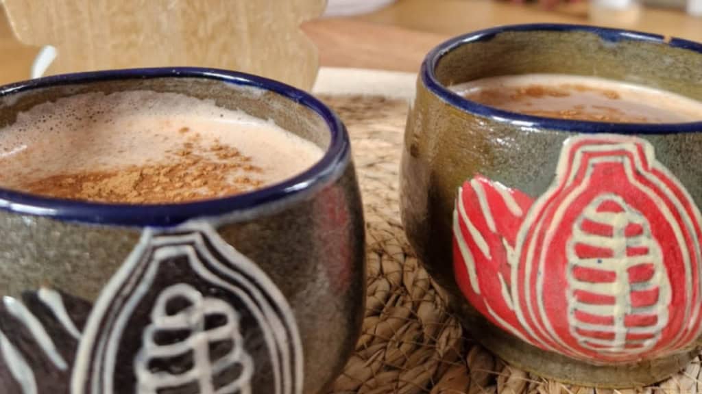 kakao-tassen Zwei Handgemachte und bemalte Tassen mit frischem Kakao.