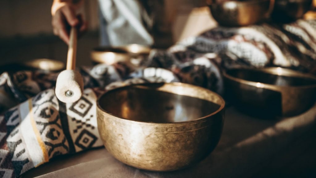 Klangschale-anstoßen Eine Klangschale die gerade angestoßen wird.