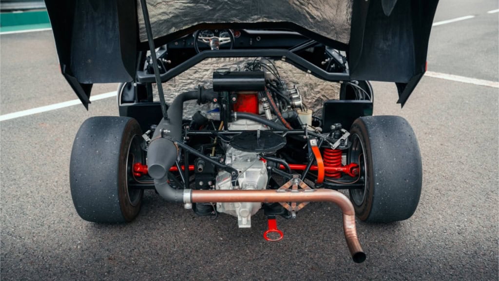 Melkus-RS1000_Offenes Heck Offenes Heck des MELKUS RS 1000 auf einer Rennstrecke.