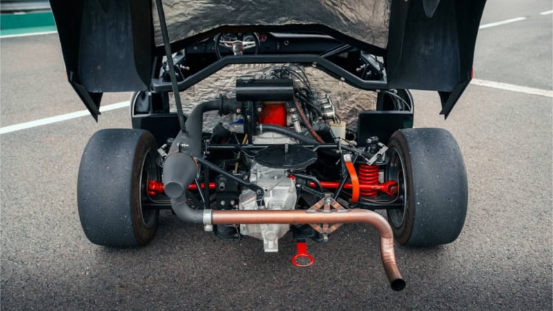 Offenes Heck des MELKUS RS 1000 auf einer Rennstrecke.