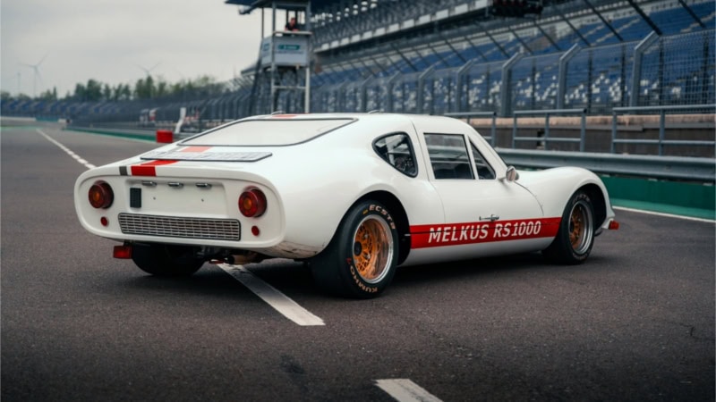 Seitliche Heckansicht des MELKUS RS 1000 auf einer Rennstrecke.