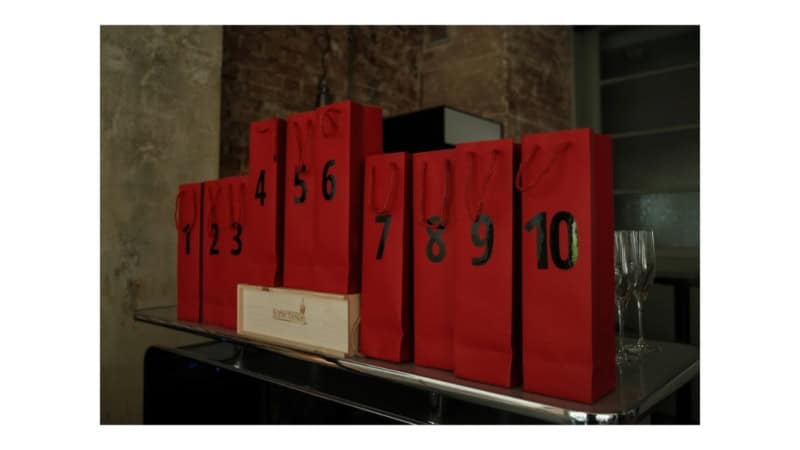 Die Gewinne der Gameshow stehen auf einem Podest bereit verteilt zu werden.