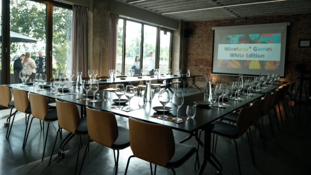 Weintasting mit Gameshow in Stuttgart-Seminarraum In einem Seminarraum stehen Tische in U-Form gedeckt und bereit für die Weintasting Gameshow in Stuttgart.