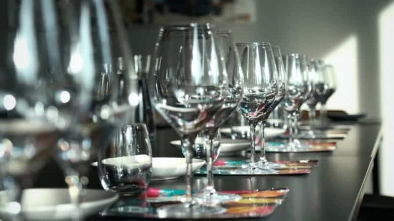 Leere Weingläser stehen auf Tischen bereit für die Weintasting Gameshow in Stuttgart.