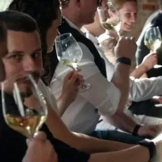 Teilnehmer der Weintasting Gameshow verkosten verschiedene Weinspezialitäten.