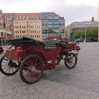 e-kutsche in Leipzig steht auf einem Platz.
