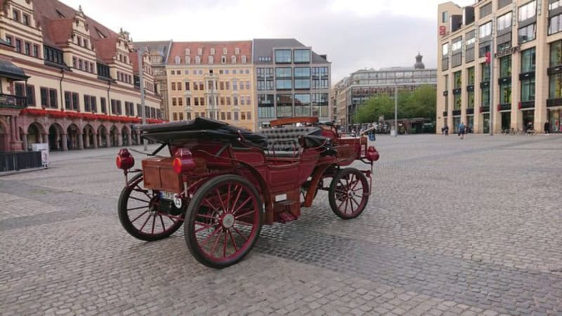 e-kutsche in Leipzig steht auf einem Platz.