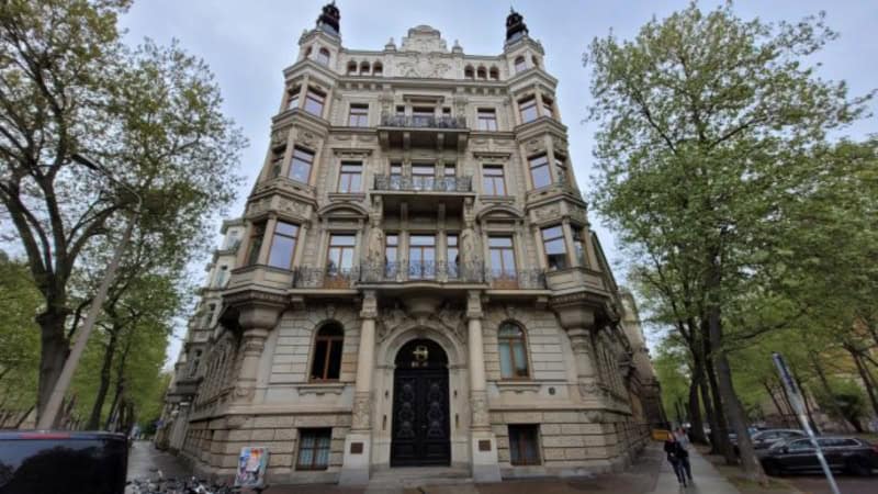 Blick aus einer e-Kutsche auf ein Historisches Gebäude in Leipzig bei der Rundfahrt mit dem Guide.