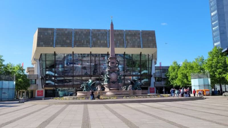 Sicht aus einer e-Kutsche in Leipzig, blick auf einen Historischen Brunnen bei der Rundfahrt.