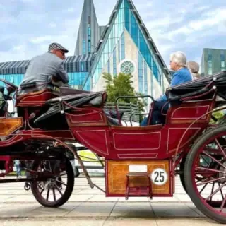 Bei einer Tour in der elektrischen Kutsche wird Wissenswertes über die Pauliner Kirche erzählt.
