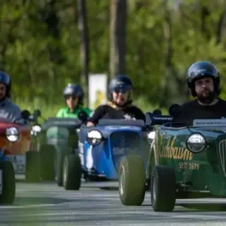 5 Hotrod fahrer die nah beieinander bei einer Hotrod Tour fahren.