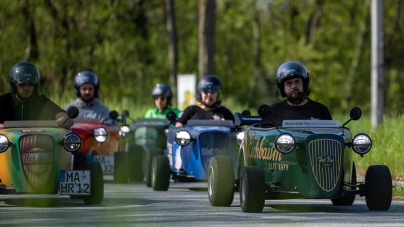 5 Hotrod fahrer die nah beieinander bei einer Hotrod Tour fahren.