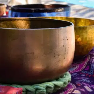 Klangschalen wir verschiedenen Formen und Farben die hintereinander stehen.