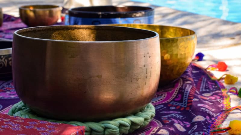 Klangschalen wir verschiedenen Formen und Farben die hintereinander stehen.