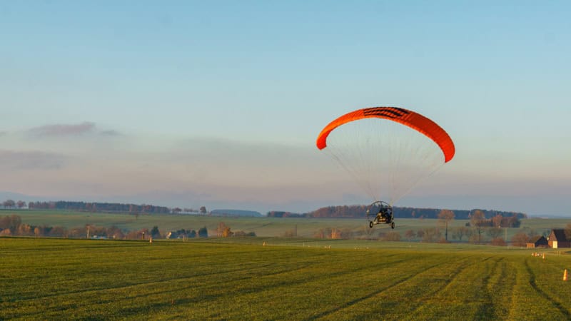 Gleitschirm ist geöffnet und Trike am schweben, ansicht der Landschaft.