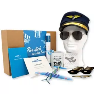 Geschenkbox der Erlebnisfabrik zu Flug und Flugsimulator Erlebnissen mit blauer Banderole.