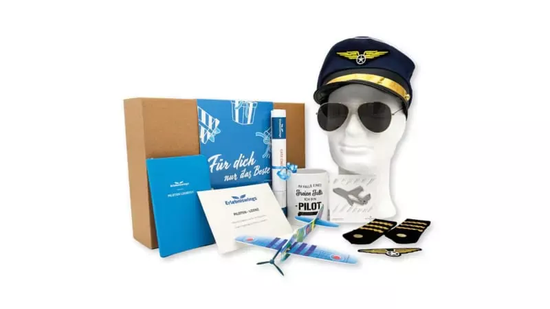 Geschenkbox der Erlebnisfabrik zu Flug und Flugsimulator Erlebnissen mit blauer Banderole.