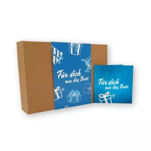 Geschenkbox der Erlebnisfabrik mit blauer Banderole und Glückwunschkarte.