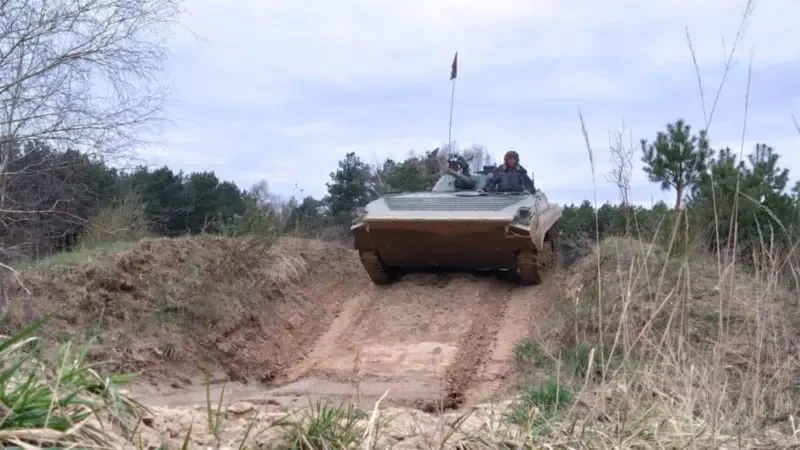 Ein Panzer der über einen Hügel fährt