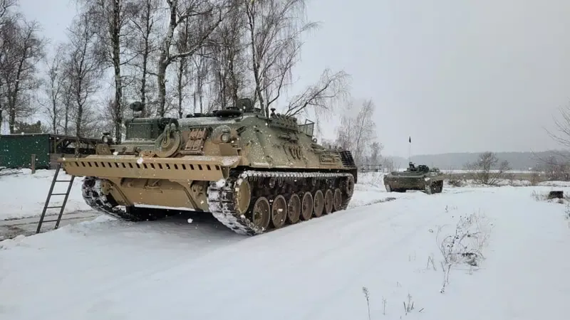 2 Panzer hintereinander die im Schnee stehen.