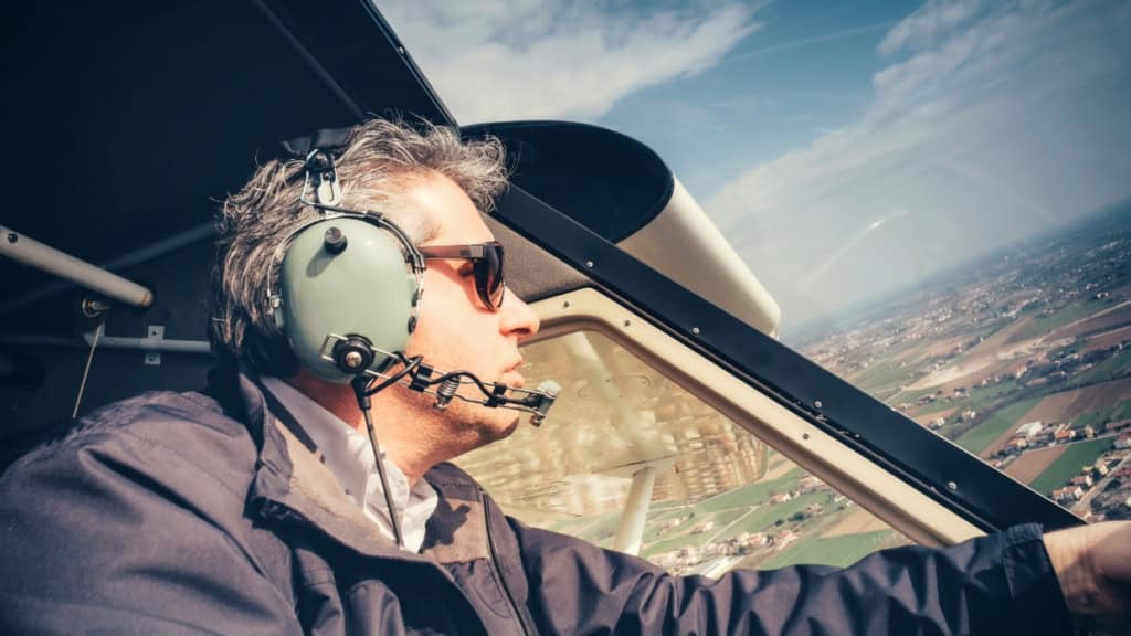 Ultraleichtflugzeug-Pilot Ein Mann fliegt in einem Ultraleichtflugzeug.