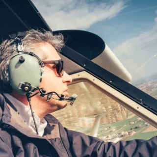 Ein Mann fliegt in einem Ultraleichtflugzeug.