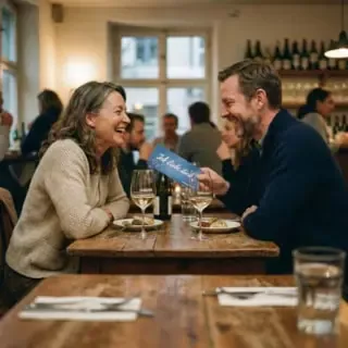 Ein paar bei einem Romantischem Restaurant besuch.