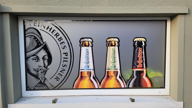 Ein Fenstern ist beklebt mit verschiedenen Biersorten - Brauereiführung, eKutsche.