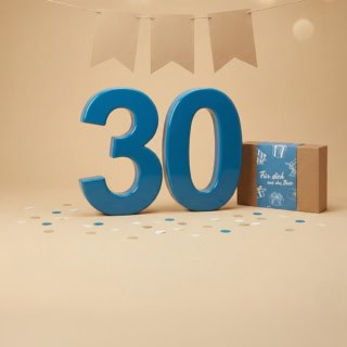 Große 30 Zahl mit Geschenkbox zum Geburtstag.