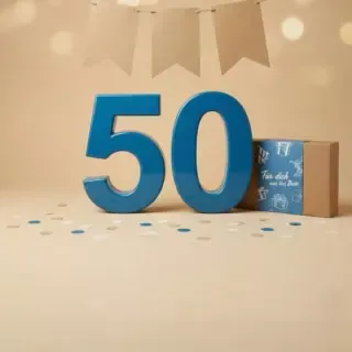 Große 50 Zahl mit Geschenkbox zum Geburtstag.