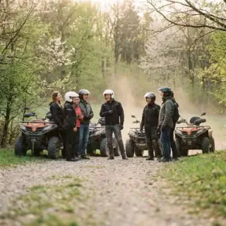 Erlebnisse für Gruppen und Teams bei sonnigem Wetter. Eine Gruppe nimmt gemeinsam bei einer Quad Tour teil.