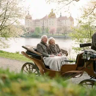 Oma und Opa bei einer Kutschfahrt in Moritzburg bei sonnigem Wetter im Frühjahr.