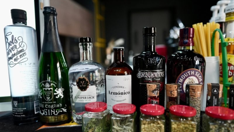 Auswahl aus sechs unterschiedlichen Gin Flaschen für ein Gin Tasting in Dresden.