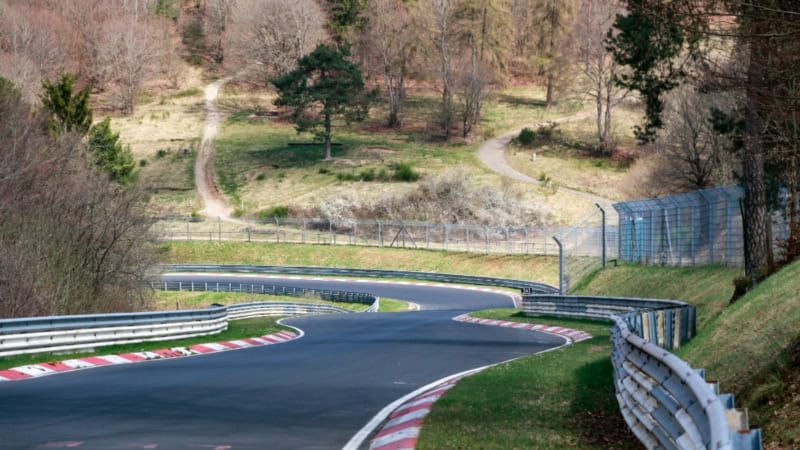 Blick auf eine kurvige Rennstrecke - Nürburgring.